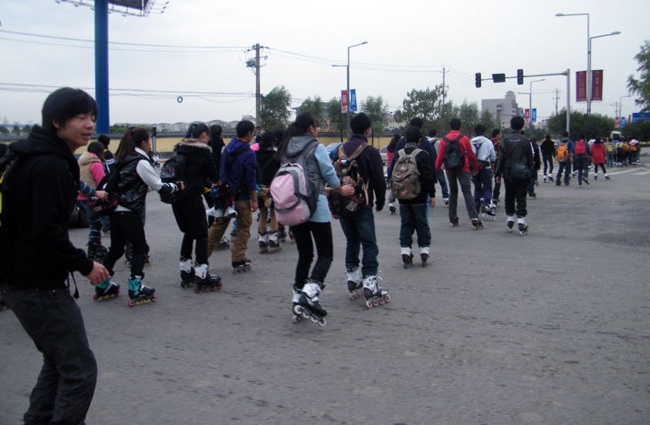 社团动态:我校轮滑社参加千人大刷街活动