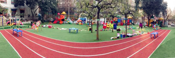 本报讯 为了进一步丰富幼儿户外体育活动,培养幼儿参加体育活动的兴趣,促进幼儿身体协调发展,同时加强家园之间的互动沟通,西安理工大学幼儿园于2015年11月组织开展了自制体育器械评比活动。 本次评比活动分为三组进行,分别为教师个人组、教师集体组及亲子组。活动得到了老师、家长及小朋友的积极响应,大家结合评比要求,利用废旧物品自制了各种适合幼儿活动的体育器械。经过两周的精心准备,250余件自制体育器械作品参展,其中亲子组200余件、教师个人组40余件、教师集体组10件。 活动设家长组、专家组两种投票方式。西理工