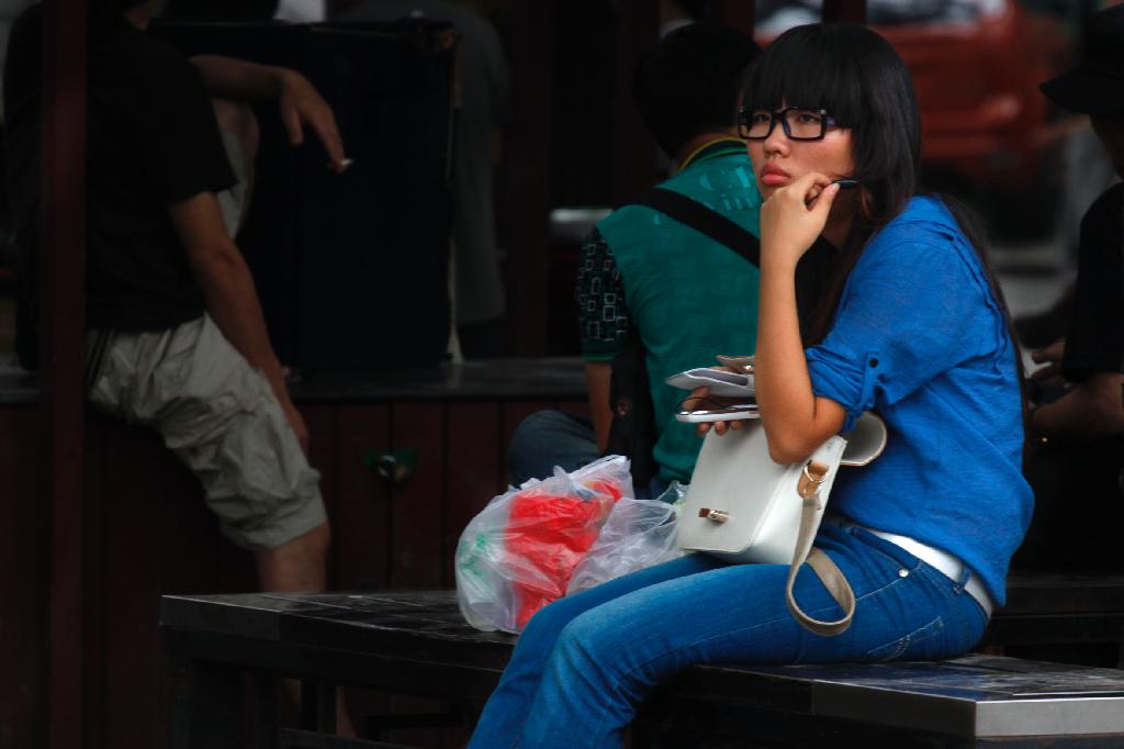 购物之后，在凳子上坐坐，玩玩手机听听歌也是个不错的选择。