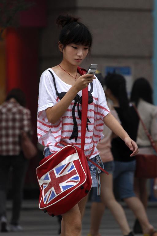 歇后语一句：骑驴看唱本——走着瞧