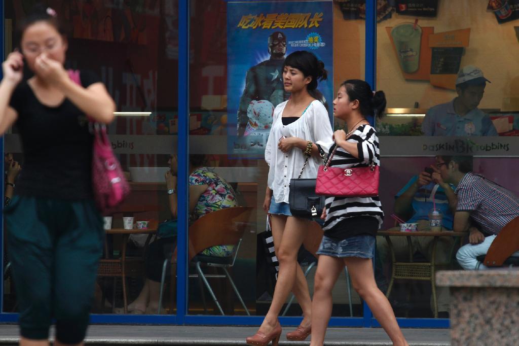 用相机截取了一个小视角，但画面里却有三部手机