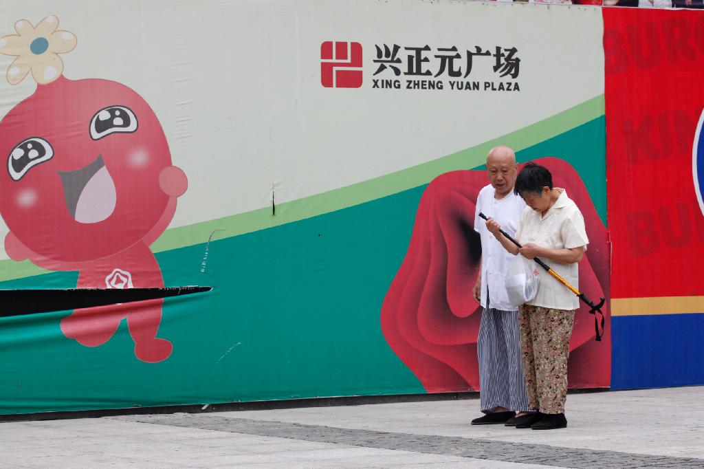 老爷爷腿有不便，老太太在帮老爷爷修拐杖。