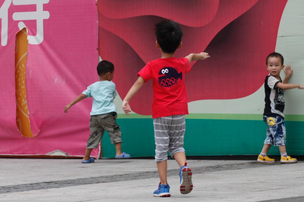 天真无邪啊，三个刚认识的小孩在一起开心的玩耍