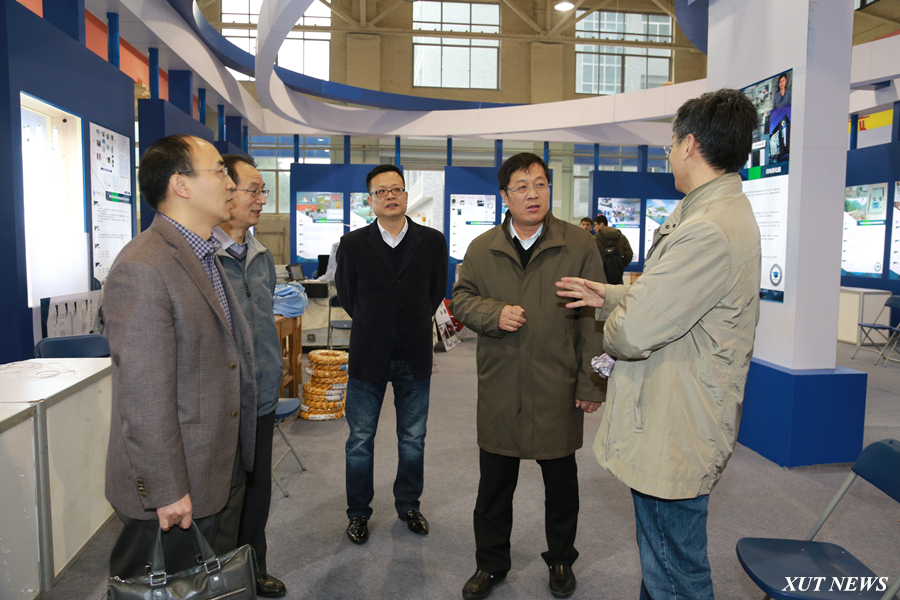 11月5日下午,校党委书记周孝德,副校长李言到展会现场检查展会